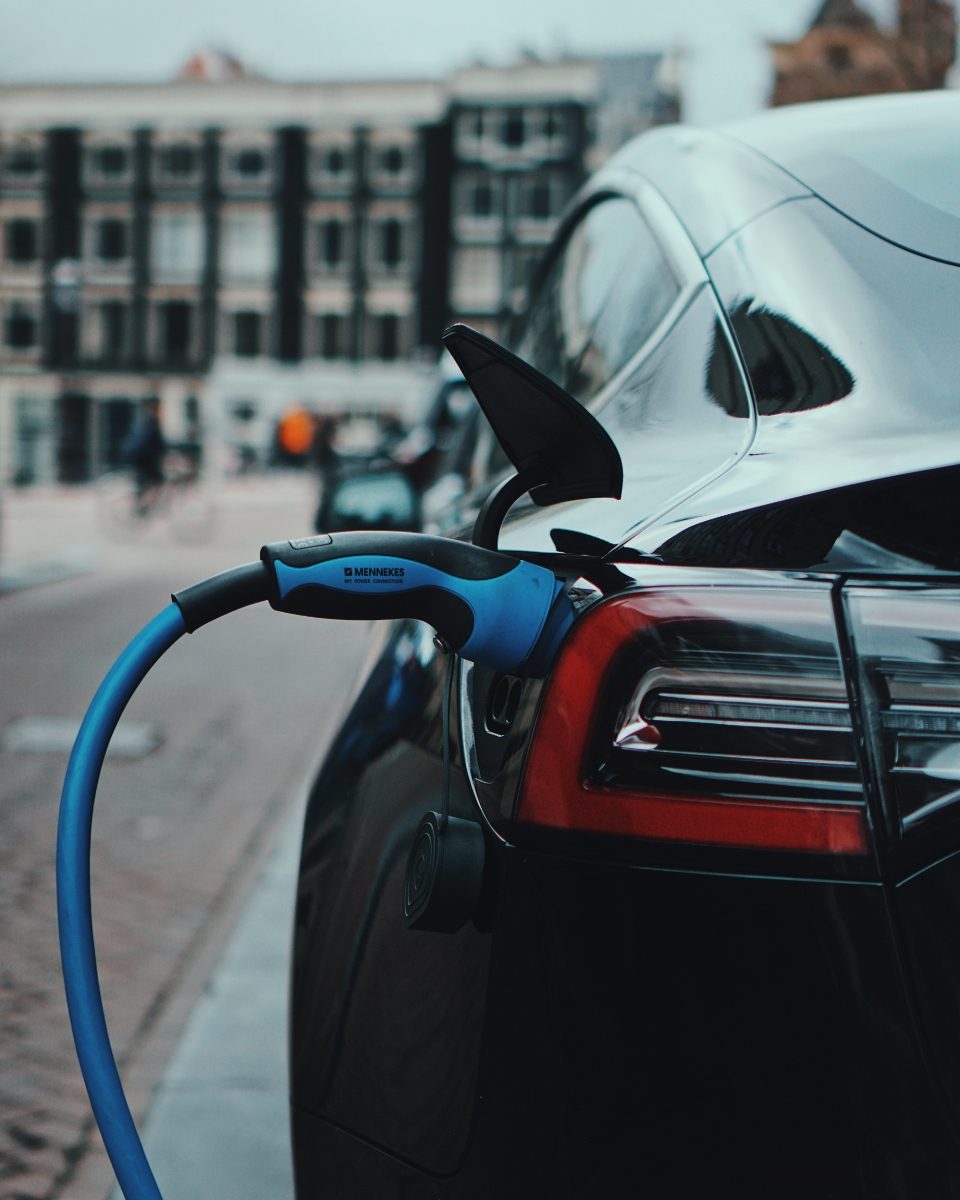 아우토크립트_ElectricVehicle_02 - 전기차가 배터리를 충전하고 있는 모습